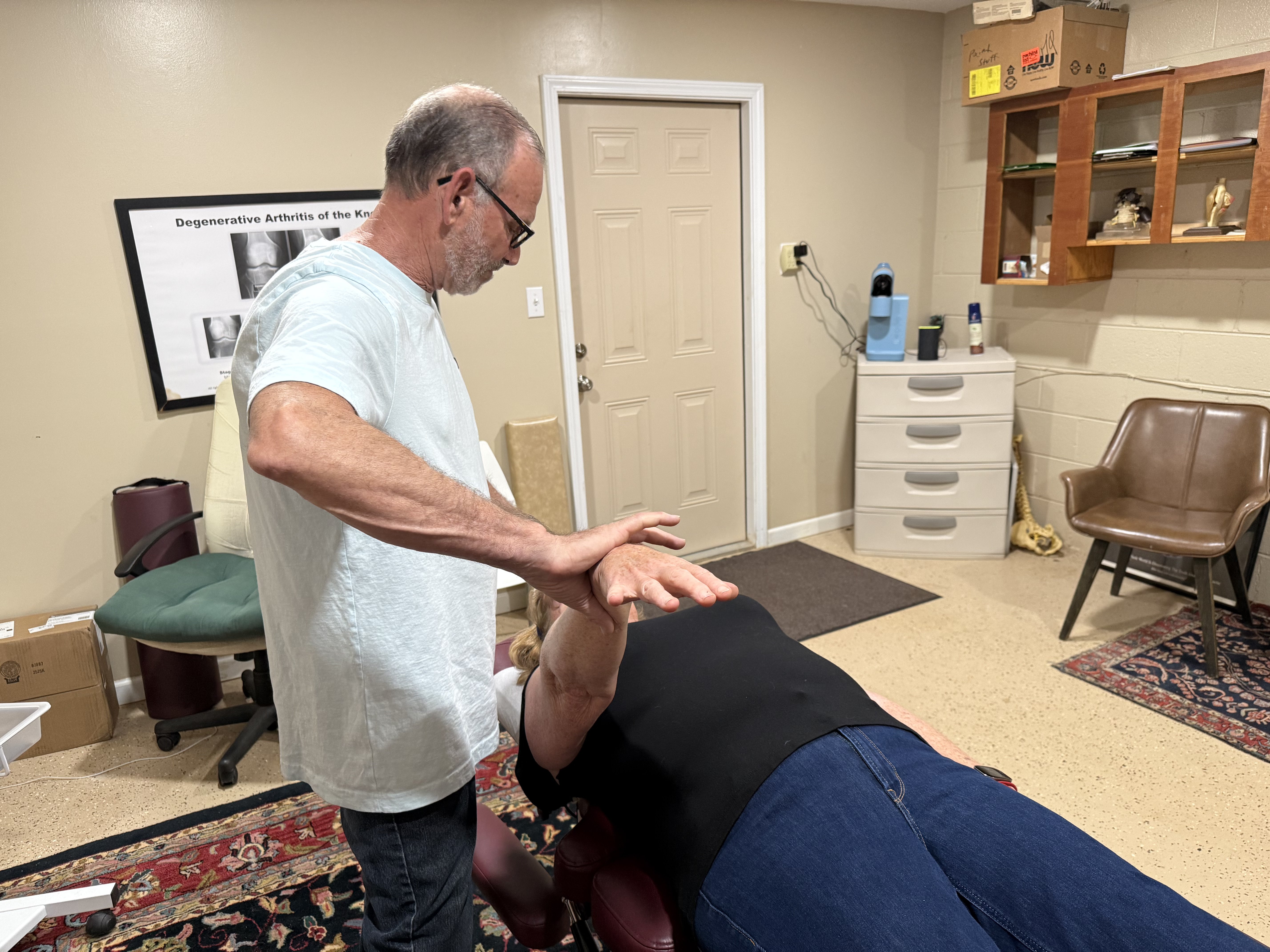 Dr. Greenspan performing applied kinesiology arm assessment