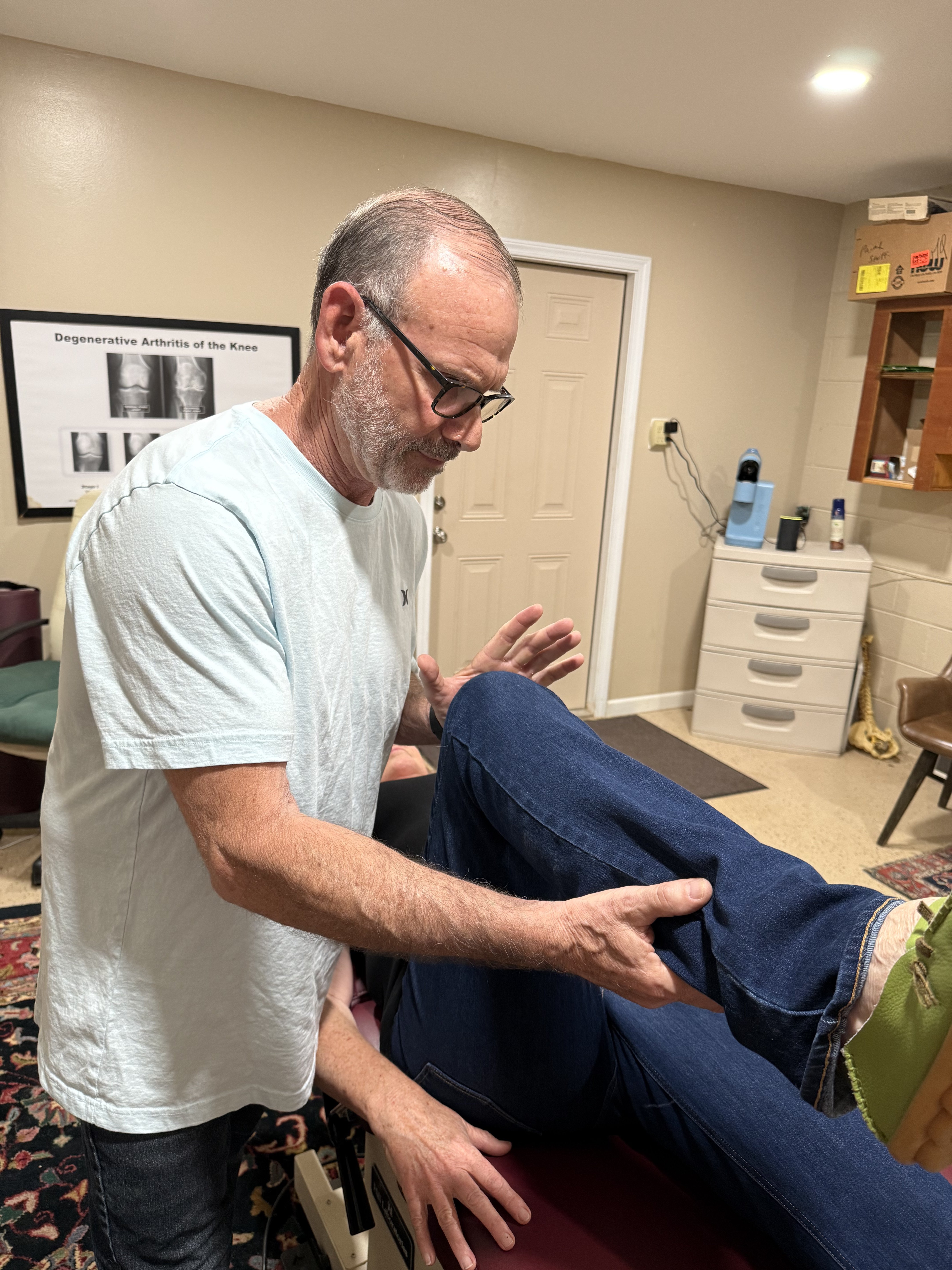 Dr. Greenspan performing applied kinesiology leg assessment